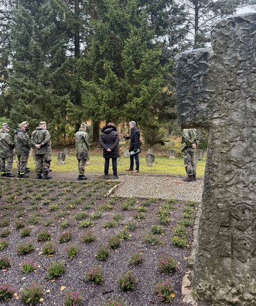 Ein Zivilist spricht zu mehreren uniformierten