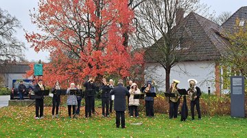 Eine Gruppe von Musikerinnen und Musikern die Blechinstrumente spielen