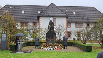 Hier stehe die Schülerinnen links an der Seite des Denkmals